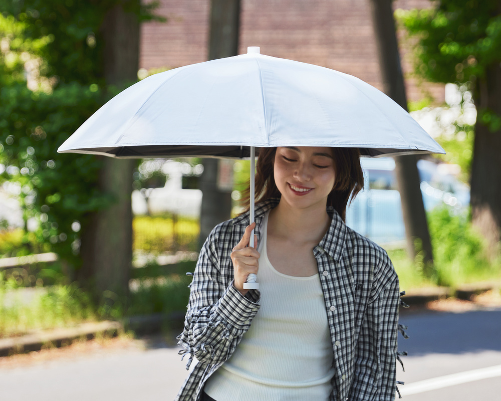 強い日差しも突然の雨も、余裕でブロック｜強い日差しも熱もブロックするから夏の暑熱ストレスを減らします。チタンを練り込んだ生地を使った、晴雨兼用傘『+TIC COOL SHADE（プラスチック クールシェイド）』