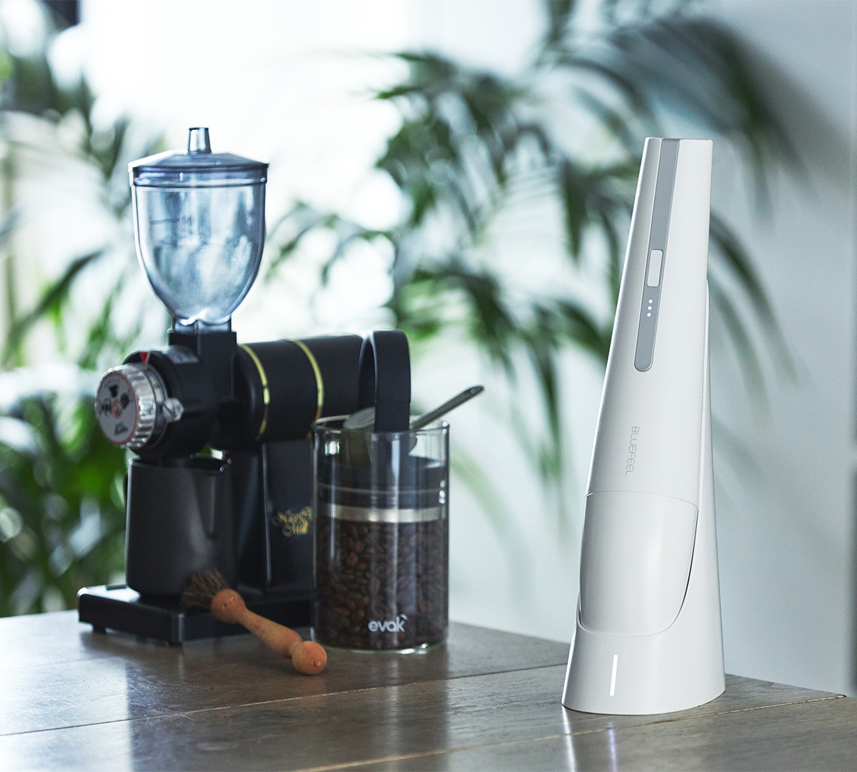 スタイリッシュでおしゃれな掃除機。リビングに馴染むデザイン、ゴミに気づいたら即ハイパワーで吸引できる「ハンディクリーナー」|MONTANC(モンタン)
