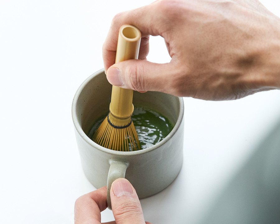 水と一緒にボトルに入れて、シャカシャカシャカと振るだけ。茶葉を蒸らすことなく、すぐおいしい。|日本(JAS)とアメリカ(USDA)の有機認証を取得。粉末状の溶かして飲むオーガニック日本茶・抹茶パウダー(グリーンティ)|NODOKA