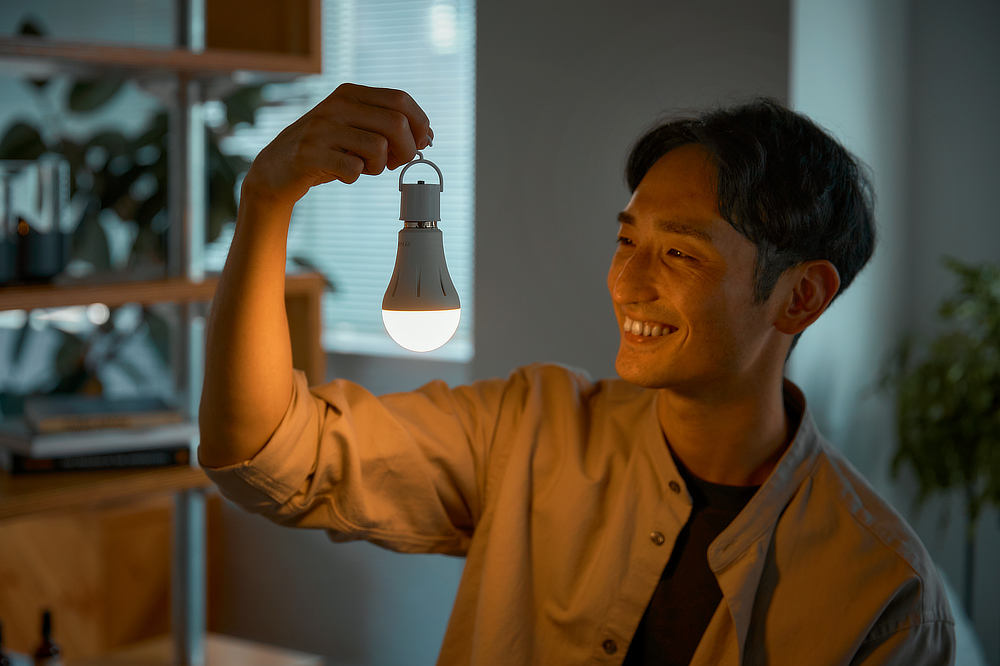 取り外せば懐中電灯に。「手で持つだけで点灯」｜毎日使う照明・電球が防災用品に。停電時でも点灯する、バッテリー内蔵ライト『tsuita（ついた）』