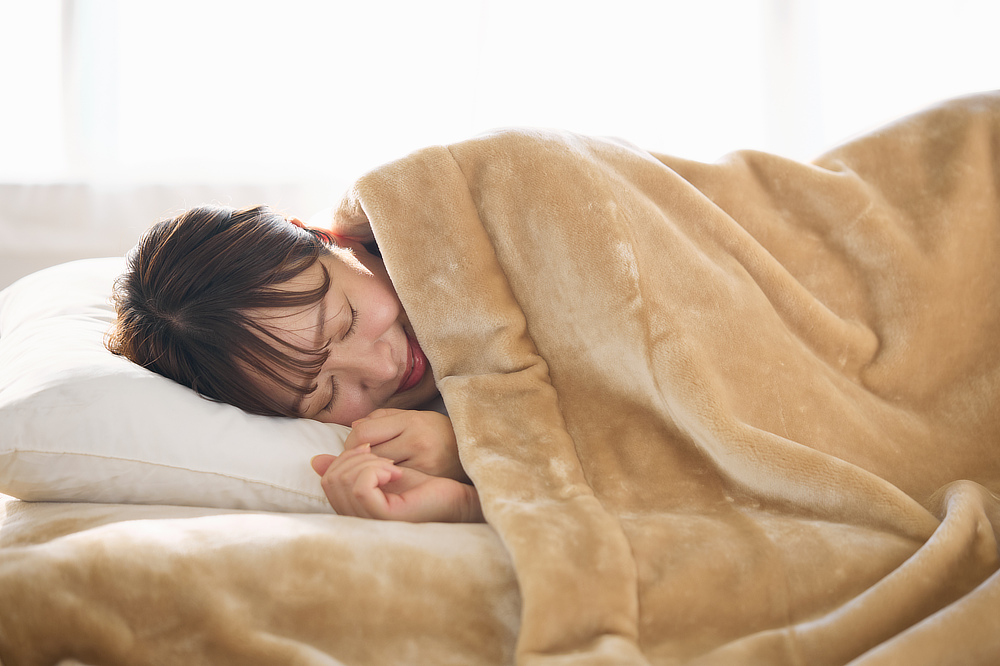 フワッフワでなめらか〜な肌触りで1日の終わりがしあわせ気分で満たされる｜ラグジュアリーな寝心地の良さ。国産・日本製、大阪の泉大津の毛布職人達による発熱繊維毛布「CALDO NIDO notteⅢ（カルドニードノッテ３）」