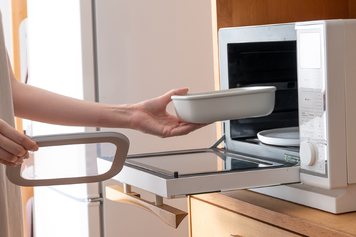 電子レンジも使えるので、そのまま加熱調理もOKです。横に倒しても汁漏れしない密閉性。スープも持ち運べるマルチ保存容器|CIRQULA(サーキュラ)