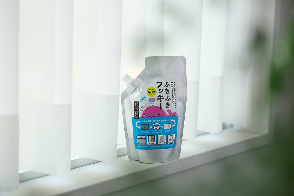 家中を拭ける、掃除用洗剤（住宅用洗剤）です。床・窓ガラス・壁、拭いた後のぞうきんまでピカピカになる「家中おそうじ洗剤」｜水に戻る、環境にやさしい「がんこ本舗」の洗剤「ふきふきフッキー」