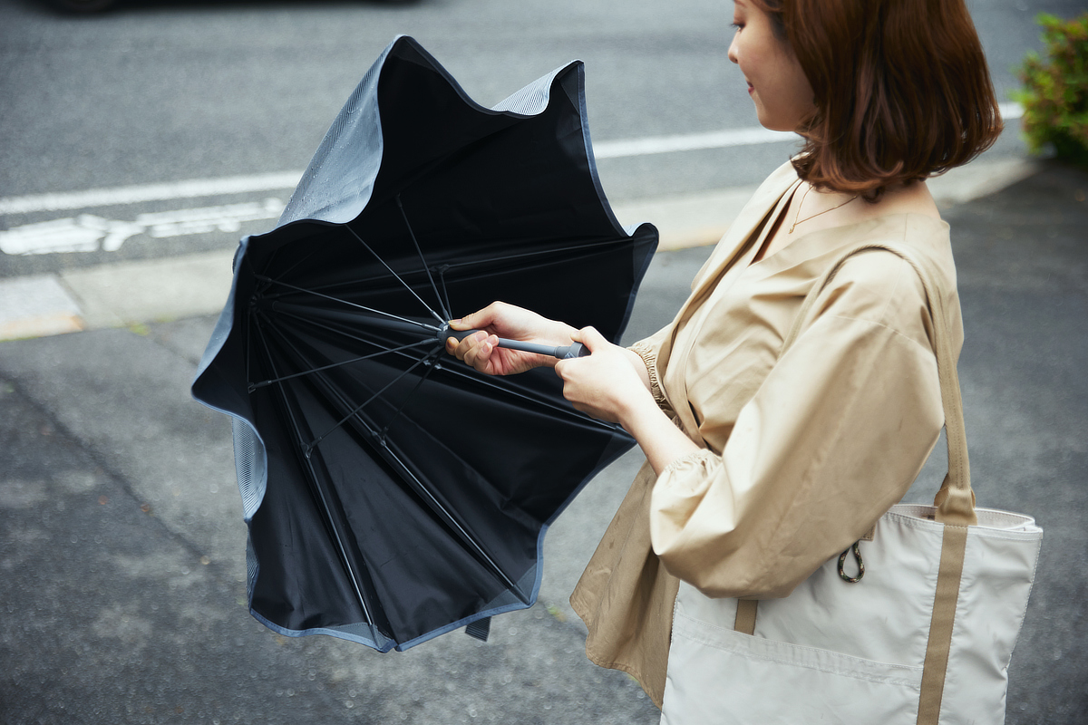 チタンを練り込んだ糸を使用しているため、経年劣化しにくく、涼しさ長持ち｜強い日差しも熱もブロックするから夏の暑熱ストレスを減らします。チタンを練り込んだ生地を使った、晴雨兼用傘『+TIC COOL SHADE（プラスチック クールシェイド）』