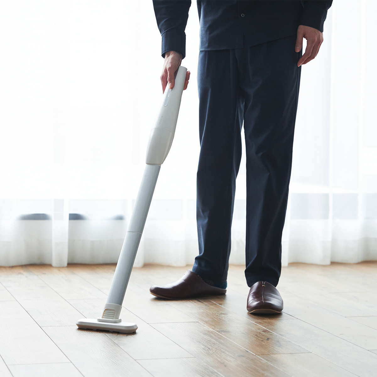 掃除道具らしさを削ぎ落としたお洒落な見た目。リビングに馴染むデザイン、ゴミに気づいたら即ハイパワーで吸引できる「ハンディクリーナー」|MONTANC(モンタン)