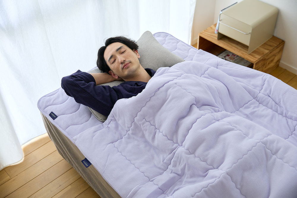 たっぷりの空気が、体温もため込んでくれるので、おだやかな暖かさが、朝まで続きます。|柔らかさと暖かさにこだわって、シンカーパイル編みで編み上げた、贅沢なパイルケット『ZEPPINパイル』(春秋冬寝具)