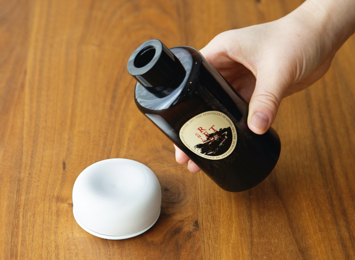 使い方｜アルコールが飛んで香りが感じにくくなったら、軽石やアロマストーンに直接アロマオイルを垂らしてご活用ください。ディフューザー｜タイ王室御用達のアロマブランド『KARMAKAMET（カルマカメット）』