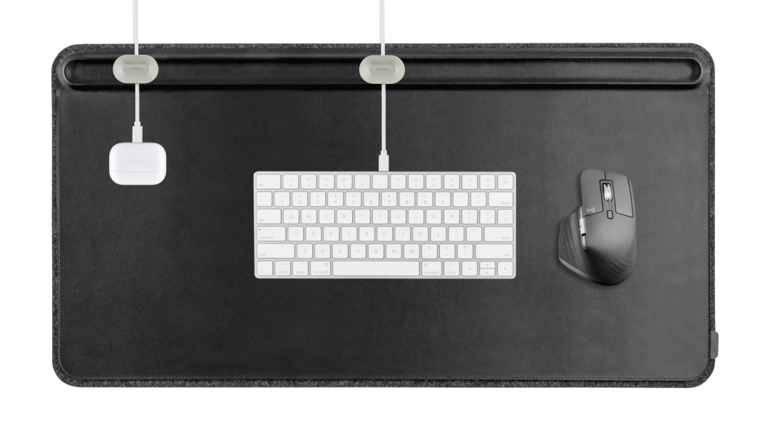 ツールバーには、さらに、付属の「マグネットケーブルホルダー」をセット。リモートワーク（在宅勤務）やオフィスワークに。自然とワークスペースが整う「デスクマット」（デスクカバー）｜Orbitkey Deskmat