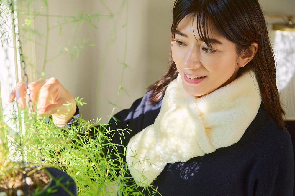 まるで毛布に包まれたような、優しさと柔らかさ。コートの中に着る物を１枚減らせるくらい温かい。｜SERENE（シリーン）のメリノウール100%あずきピロー入りの「ボアマフラー」