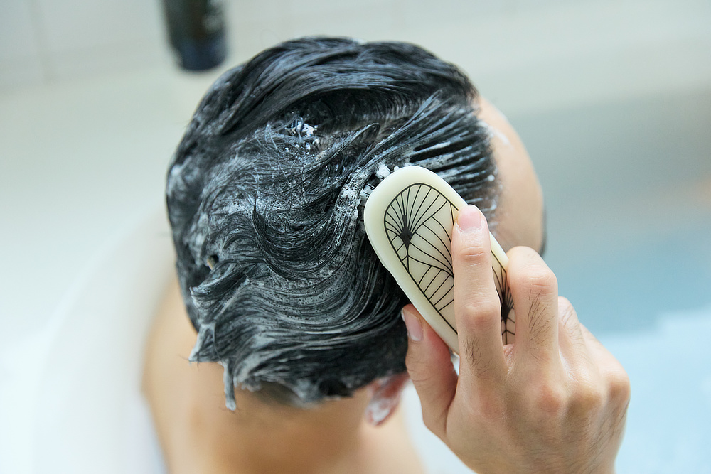スカルプブラシで気持ちよさ倍増する頭皮・髪ケア｜男性の髪と頭皮のための『572（ゴーナナニ）』のシャンプー、トリートメント、育毛剤、スカルプブラシ