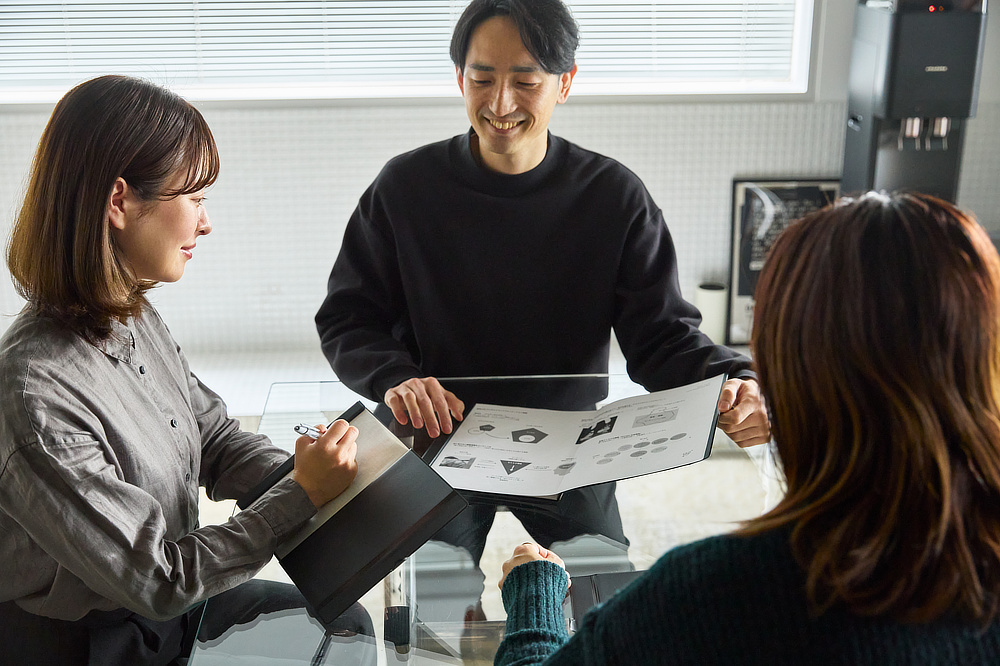 『ペーパージャケットflex』同士を重ねれば、磁力で固定できるので、ひとまとめにして整理できたり。幅広い使い方ができます。|裏紙も、コピー用紙も、図面も、契約書も、なんでも挟むだけで、1冊のノートに。紙もペンも挟んで持ち歩けるから、どこでも書ける「クリップボード・ノート」|ペーパージャケットflex