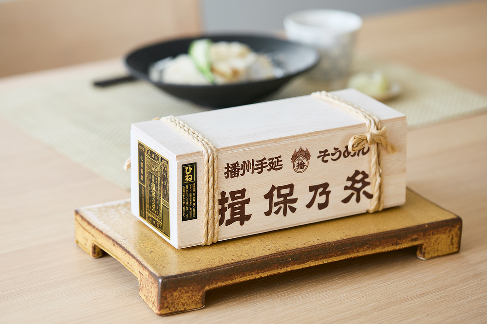 希少価値の高い素麺を、MONOCOのリクエストで、風情たっぷりの「ミニ木箱入り」に｜帰省の手土産、暑中お見舞いに、夏の贈り物に。1年熟成のコシと舌触り「揖保乃糸 ひね特級」｜揖保乃糸（ミニ木箱入り）