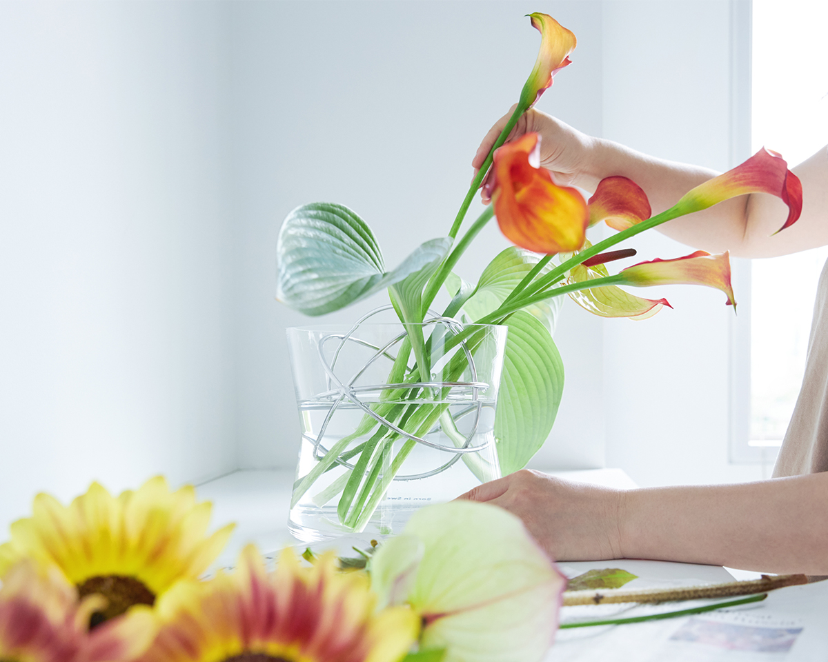 ボリューム感のあるアレンジにもおすすめ｜1本から飾れる花留めボール入りのフラワーベース（花瓶・花器）｜Born in Sweden｜モダンな花留めボール入りの「Sphere Vase（スフィア・ベース）」