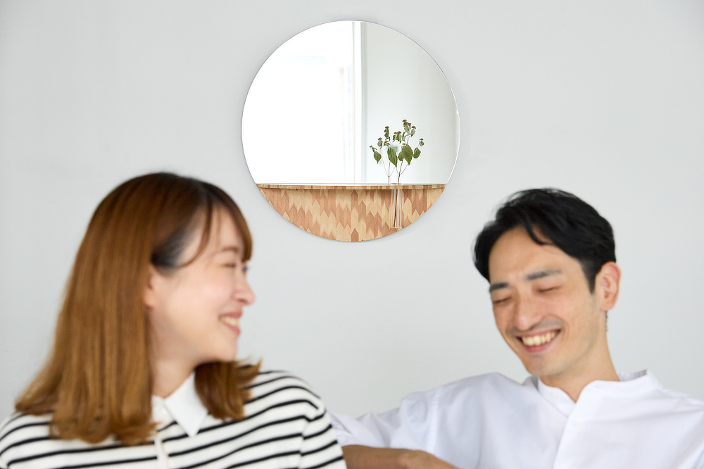 大切な人へのプレゼント、記念日のギフト、節目の贈り物に。一輪挿しとして使えるガラス管つきのウォールミラー｜日本のミマツ工芸による佐賀の杉を選び抜いて作った家具『NENRIN（年輪）』｜ウォールミラー・鏡