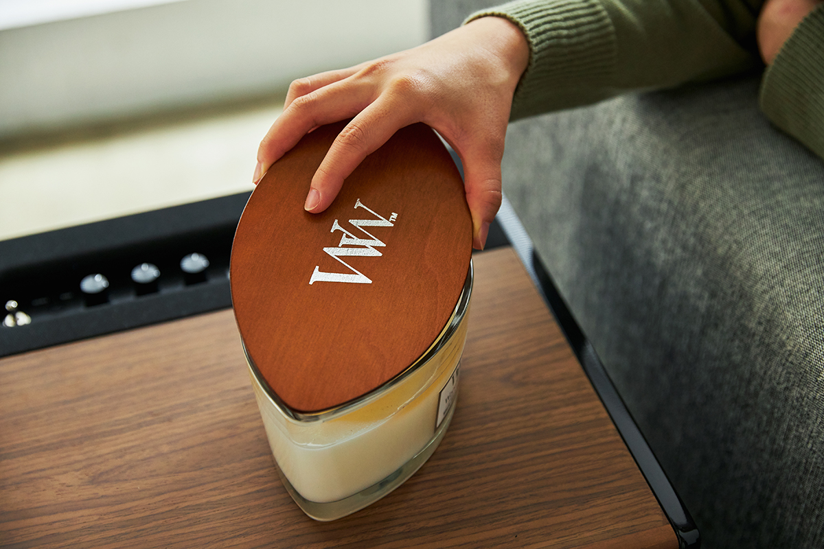 香りの揮発やホコリが溜まるのを防ぐ木製蓋つきで、使わない時はサイドボードや玄関に飾って置けるデザインです。｜まるで小さな暖炉、パチパチと燃えうねる木製芯の「アロマキャンドル」｜WoodWick（ハースウィックキャンドル）