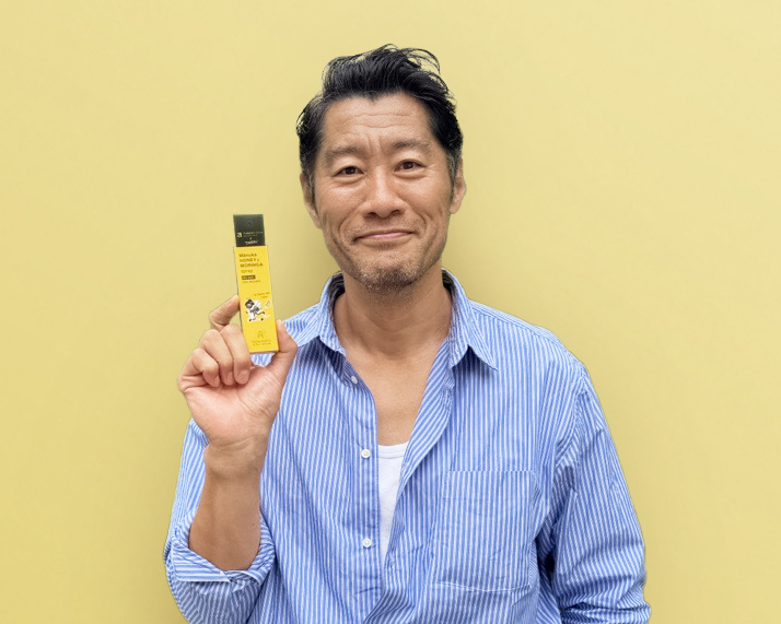 原料の選定からパッケージデザインにまでこだわり、自らの声と大切な人の健康を守るための「マヌカ＆プロポリス スプレー モリンガ」が完成しました。「マヌカ＆プロポリススプレー」をベースに、のどへの優しさとリラックス感をプラスして、グレードアップしています。「マヌカ＆プロポリス スプレー モリンガ」