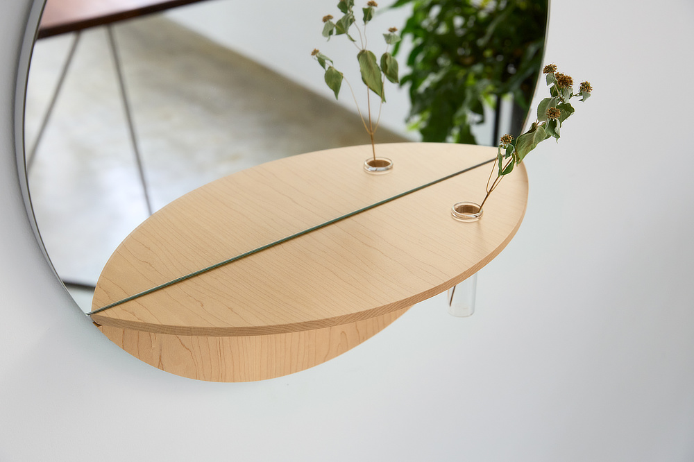 メープル（楓）の無垢材でつくった、よりシンプルなウォールミラーもあります。｜日本のミマツ工芸による佐賀の杉を選び抜いて作った家具『NENRIN（年輪）』｜ウォールミラー・鏡