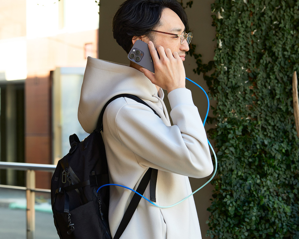 ひと目でわかる鮮やかな存在感は、混雑する白い配線の中でも、薄暗いバッグの中からも、すぐに見つけられる｜断線しにくく丈夫、ひと目でわかる存在感の「USBケーブル」｜PRSM CABLE（プリズム ケーブル）