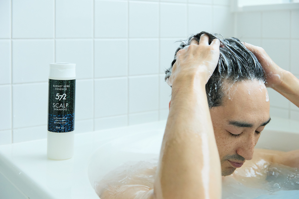 しっかり洗えるのに、刺激が少なく、さっぱりした洗い心地｜男性の髪と頭皮のための『572（ゴーナナニ）』のシャンプー、トリートメント、育毛剤、スカルプブラシ