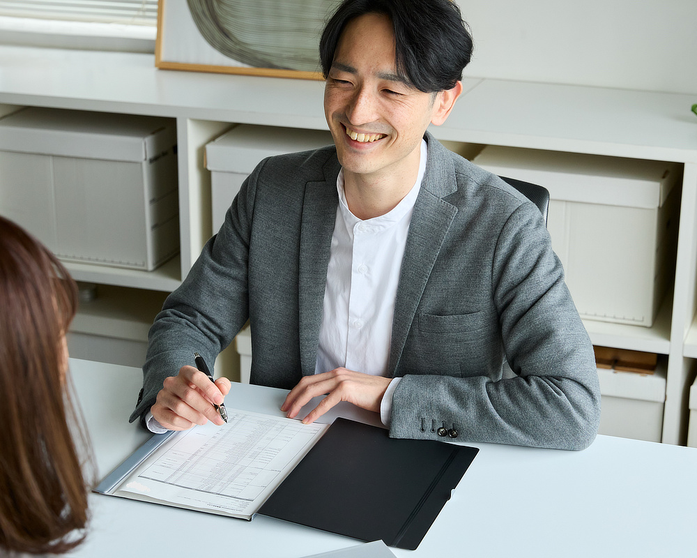 福島さんのようなエンジニアをはじめ、コンサルタント、クリエーター、営業、医療、教育関係といった、仕事の場で活躍|裏紙も、コピー用紙も、図面も、契約書も、なんでも挟むだけで、1冊のノートに。紙もペンも挟んで持ち歩けるから、どこでも書ける「クリップボード・ノート」|ペーパージャケットflex