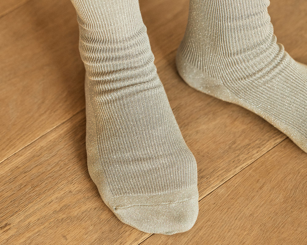 消臭性も高い。和紙糸の微細な穴が、ニオイの元を吸着して、消臭力を発揮してくれます。｜消臭効果、サラサラ効果が続く、美濃和紙を使った和紙靴下・和紙ソックス