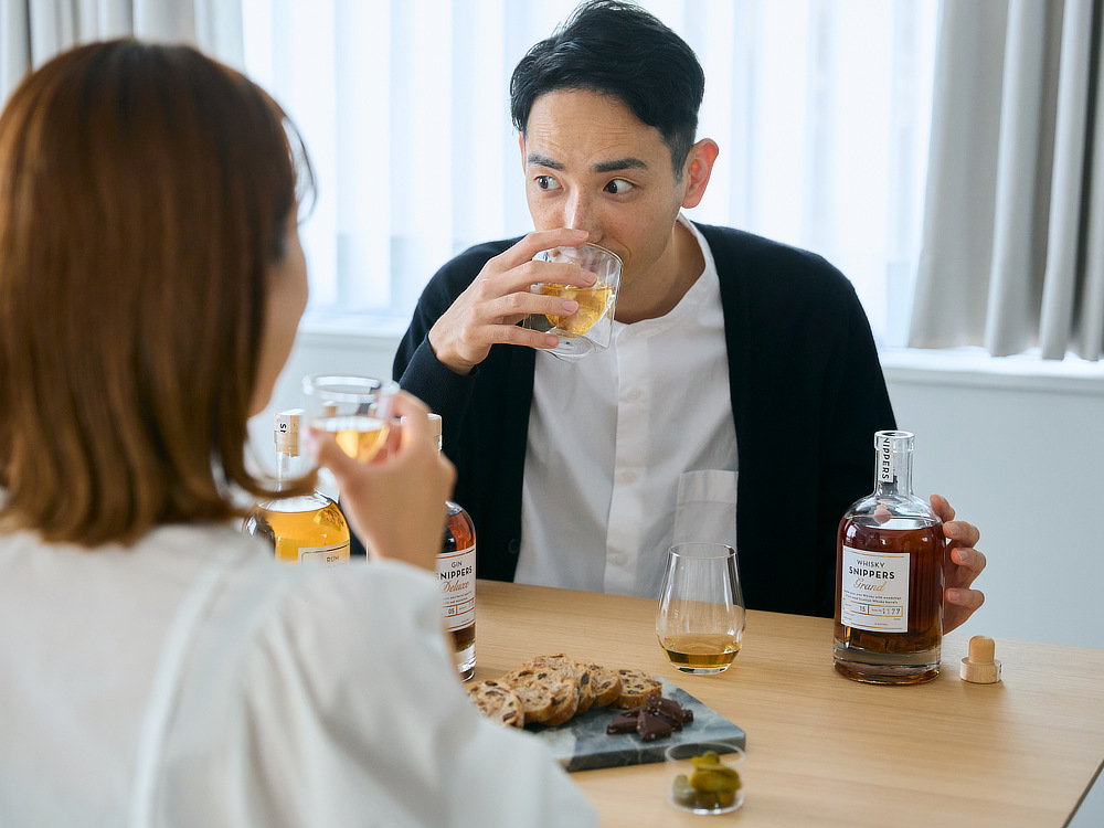 オークの芳醇な香り、風味が加わる|ウイスキーやドライジン、ホワイトラムなどのお酒を、ボトルの中で樽熟成できるオーク樽のウッドチップ入りボトル|SNIPPERS(スニッパーズ)