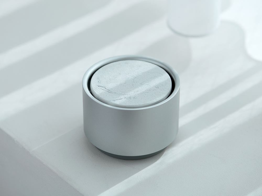 「Silver」の本体には、大理石をイメージした「WHITE MARBLE」を。職人が手作業でマーブル模様に色付けしており、1枚ごとにニュアンスも異なります。|香炉やオブジェのような洗練されたデザイン。水なし・コードレスで使えるアロマディフューザー|WEEK END(ウィークエンド)