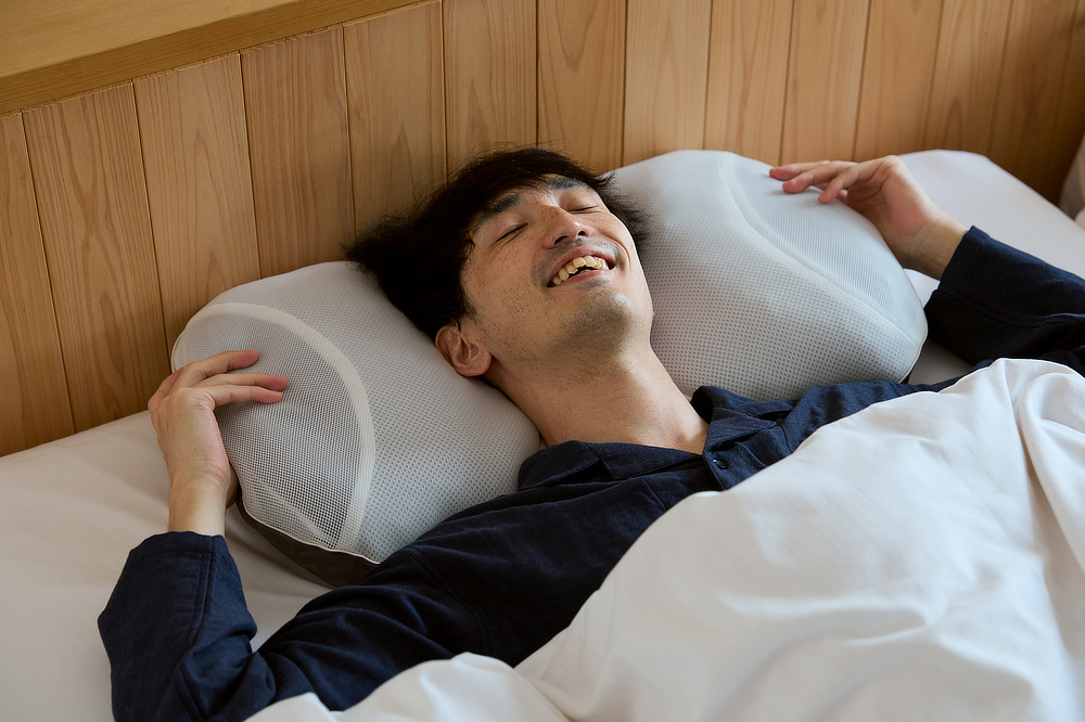 理想の寝姿勢になる。枕のプロ8人がこだわってつくった究極の枕|PRO-8(プロハチ)枕 ディーブレス