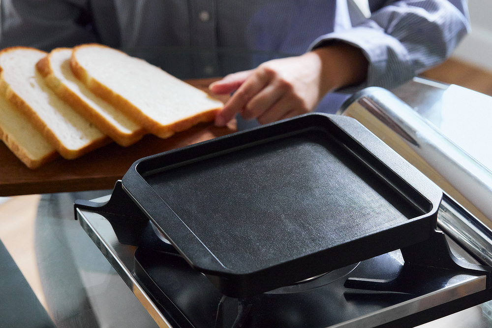 炭火焼きと同じように、強い遠赤外線効果で素早く熱を伝え、水分を逃すことなく、内側からもあたためるという仕組みの「スミ トースター」｜万能調理器具・炭（カーボン）プレート｜あやせものづくり研究会 Ayase Labo（カーボン加工専門メーカー旭工業）