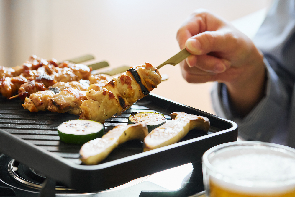 食卓にカセットコンロを出して、焼き鳥を焼きながら、ちびちび飲るのもオツな「炭プレート」｜万能調理器具「スミイタグリル」・炭（カーボン）プレート｜あやせものづくり研究会 Ayase Labo（カーボン加工専門メーカー旭工業）
