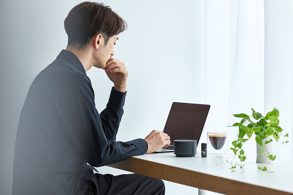 WORKSPACE｜仕事をはじめる時に心地よく頭と体にスイッチが入り、爽やかな樹木の香りへの変化が、集中しやすい空間づくりのサポートに。まさに、快適なワークスペースにぴったりの香り｜香炉やオブジェのような洗練されたデザイン。水なし・コードレスで使えるアロマディフューザー｜WEEK END（ウィークエンド）