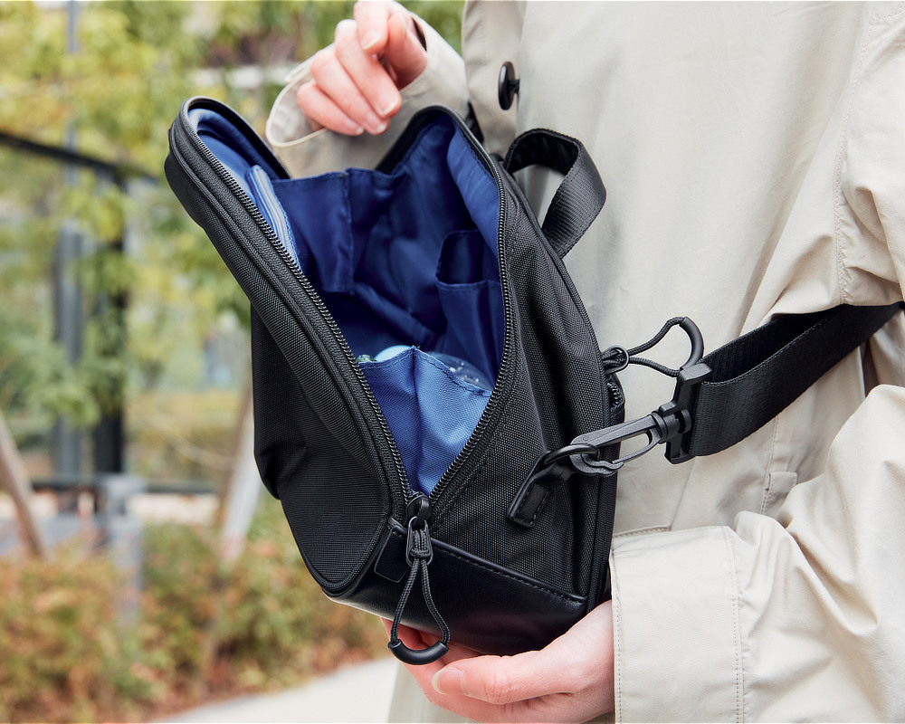 口がパカっと60°開いて、荷物が見える、出し入れスムーズな「バネパカ ショルダーバッグ」|mayumasa