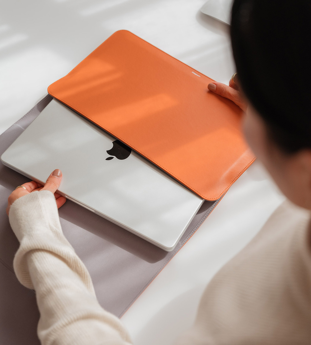 『Orbitkey Laptop Sleeve』は、これまでになかった、MacBook・ノートパソコン用のスリーブケース|Orbitkey(オービットキー)のビジネスツール『Orbitkey Compendium(コンペンディウム)』と、『Orbitkey Laptop Sleeve(ラップトップスリーブ)』