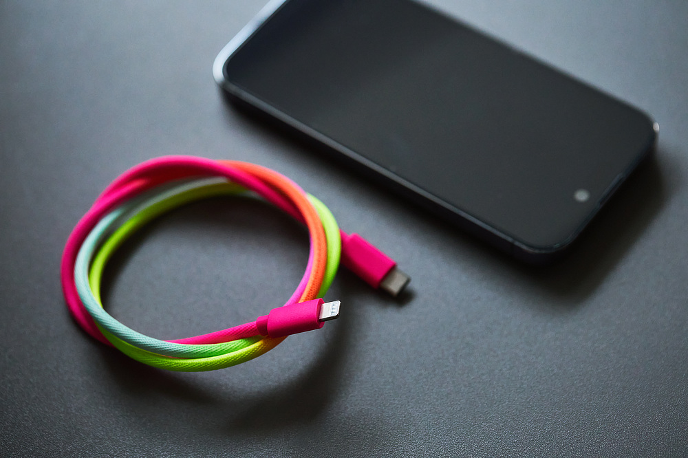 これまでの充電ケーブルは必要不可欠な“付属品”という感覚でしたが、本品はちょっと人に見せたくなる主役的な存在感｜断線しにくく丈夫、ひと目でわかる存在感の「USBケーブル」｜PRSM CABLE（プリズム ケーブル）