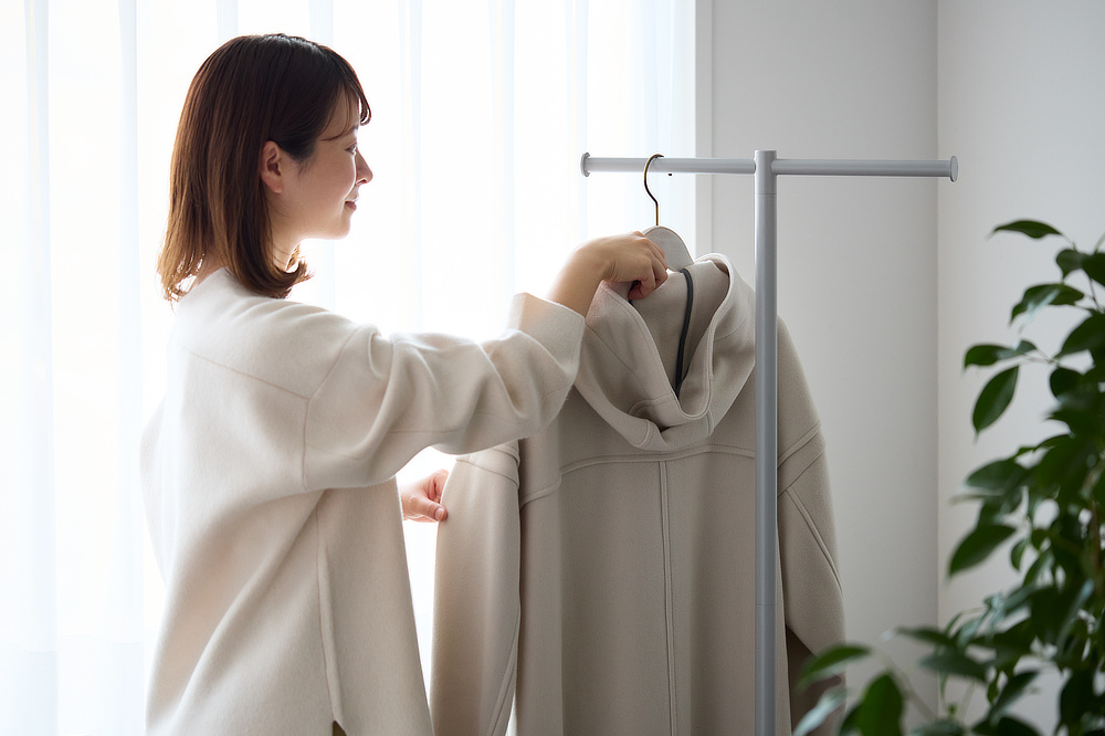 余分な装飾はなく、最小限の要素で、必要十分な機能が備わり、どこかに愛らしさのあるデザイン｜おしゃれなアパレルショップの什器を手掛ける日本コパック株式会社によるお洒落なスチール家具『KIT（キット）』
