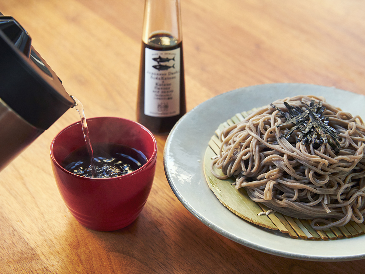 「うま味成分の相乗効果」も相まってごはんが進む。うまみが凝縮！いつもの調味料が宗田節で輝きだす、つぎ足して使える「だし醤油＆だし酢（化粧箱入り）」｜SHIMANTO DOMEKI COMPANY