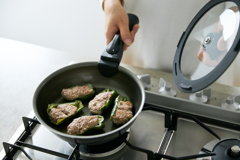 どんな食材も、まずくっつかないから、少量の油でヘルシーに焼き上げられる｜食材がくっつかない、焦げつかないフライパン（調理器具・道具・キッチンツール）｜『SURUTTO（スルット）』