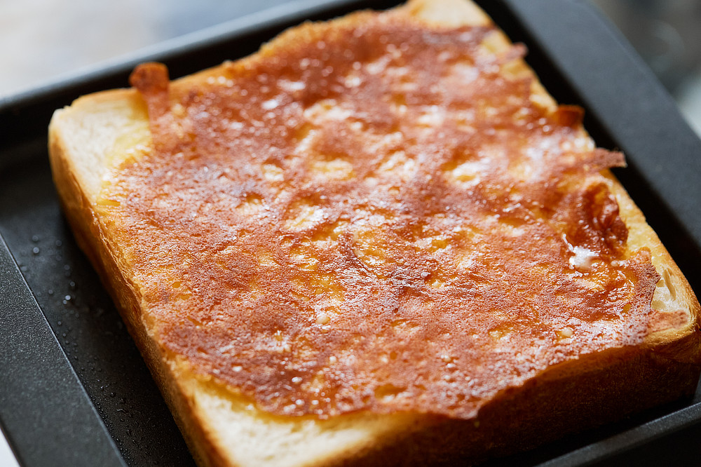チーズトーストは、片面を焼いた後、プレートにチーズを入れてパンを乗せ、焼き目がつくまで2、3分。「スミ トースター」｜万能調理器具・炭（カーボン）プレート｜あやせものづくり研究会 Ayase Labo（カーボン加工専門メーカー旭工業）