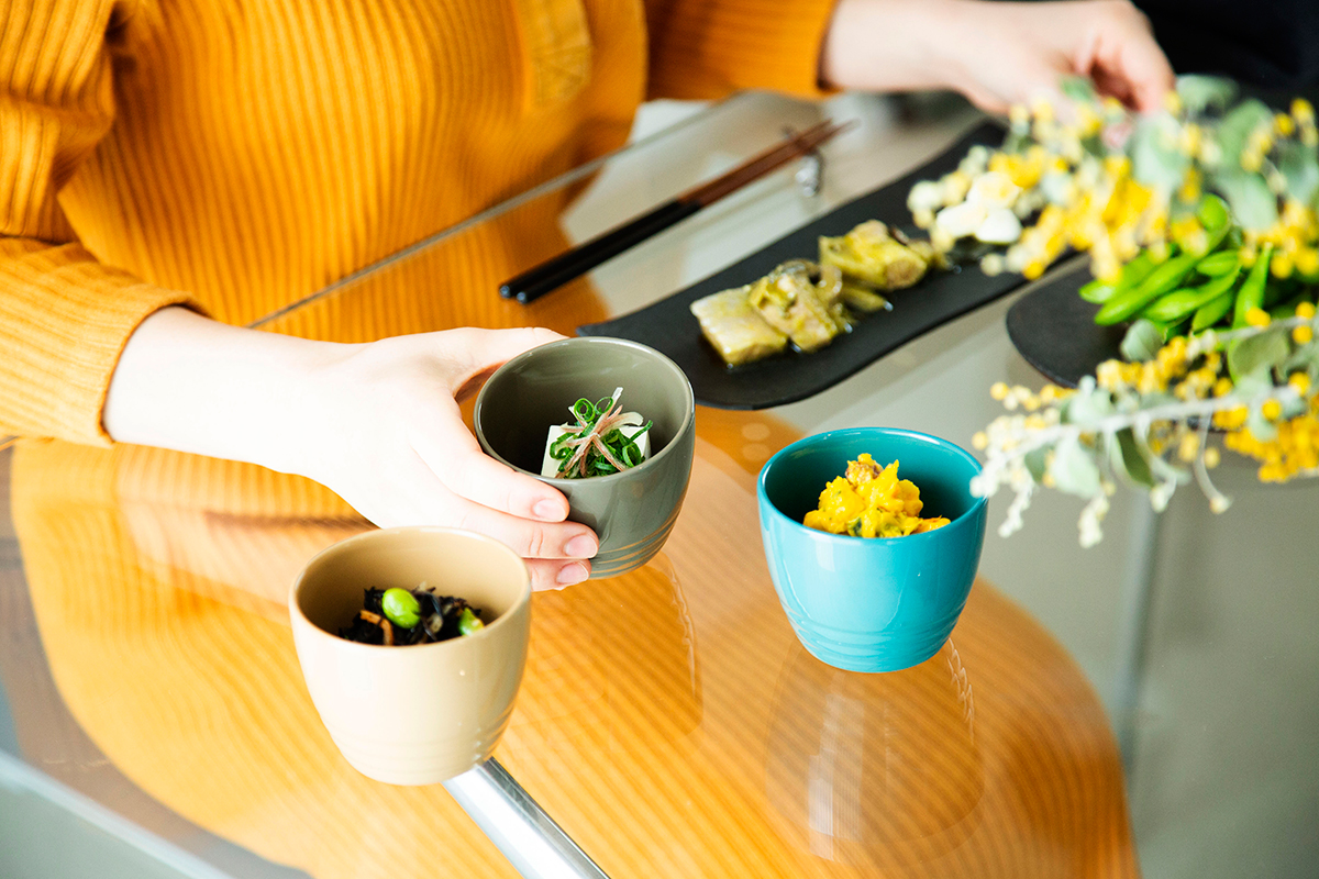 触るほど、使い込むほど、その色艶も深まり、盛り付けた料理が美味しく映える「色漆のそば猪口」｜ 漆琳堂×MONOCO