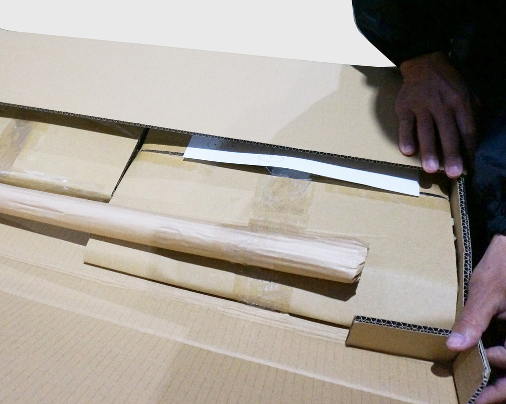 工具を使わずに組立て・解体ができる、無駄を削ぎ落としたシンプルなデザインが特徴。説明書を読まずとも直感的に組立て・解体ができ、運搬や収納する場合も小さくなる仕様です。｜おしゃれなアパレルショップの什器を手掛ける日本コパック株式会社によるお洒落なスチール家具『KIT（キット）』