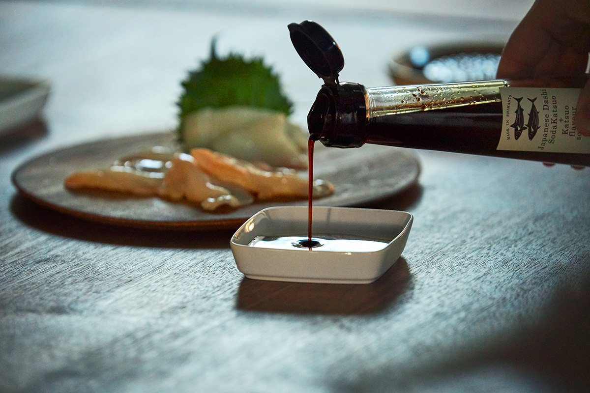 かけるだけで、家ごはんが花開く。うまみが凝縮！いつもの調味料が宗田節で輝きだす、つぎ足して使える「だし醤油＆だし酢（化粧箱入り）」｜SHIMANTO DOMEKI COMPANY