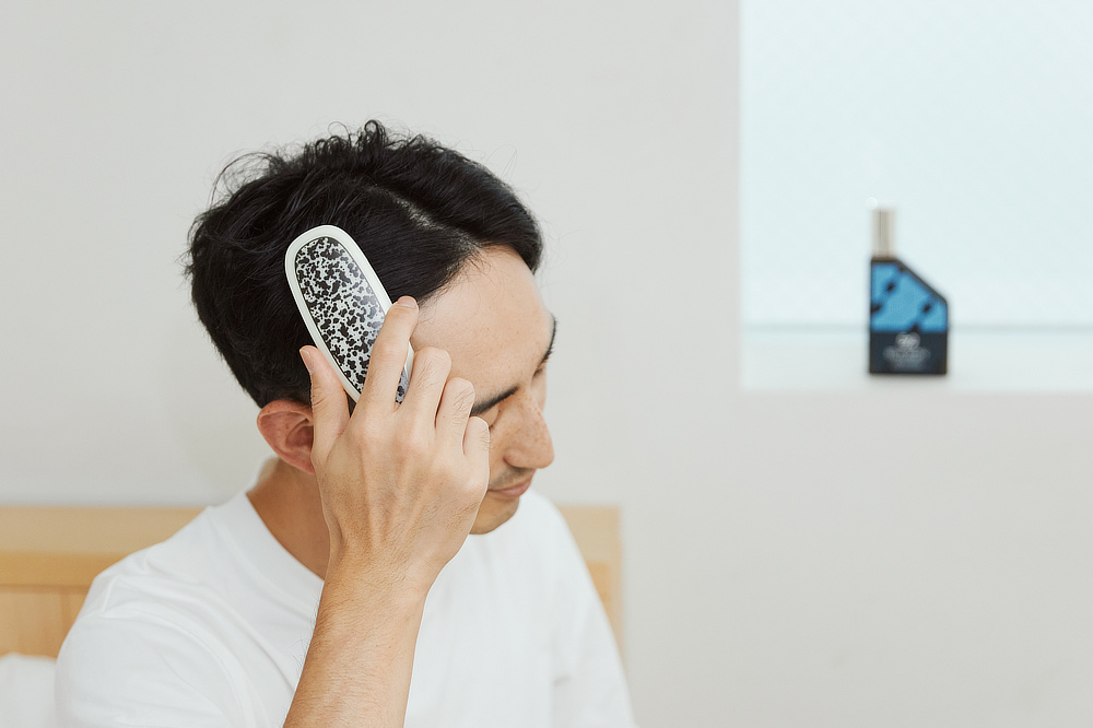 3種の有効成分を、ブラシで揉み込むことで、発毛を促進する「薬用育毛剤」｜男性の髪と頭皮のための『572（ゴーナナニ）』のシャンプー、トリートメント、育毛剤、スカルプブラシ