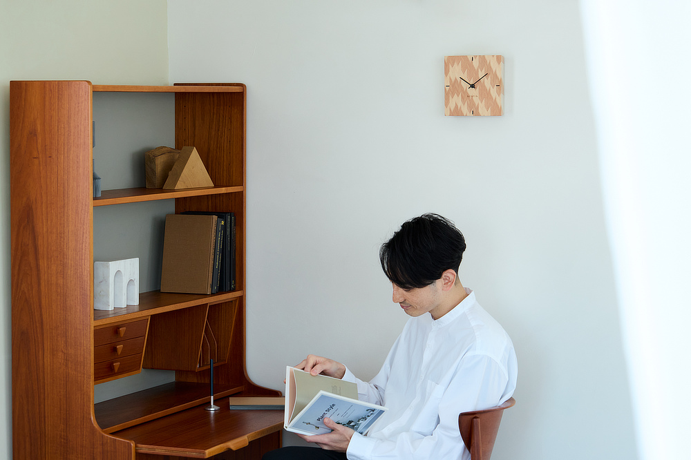 一年にひとつ、輪を刻んでいく木の年輪を、人生になぞらえて、願いをこめた「吉祥文様」に仕立てた時計｜青海波は「いつまでも穏やかな暮しが続くように」、矢羽は「立身出世、武運、繁栄」。佐賀産の杉で組み上げた、縁起の良い壁掛け・置き時計「年輪時計」｜NENRIN CLOCK