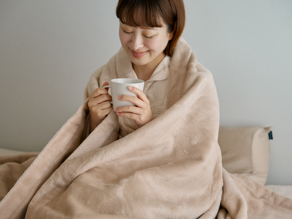 くるまれば、まるで「シルクのゆりかご」。天然の調湿機能を持ち、綿の約1.5倍の吸湿性で湿気を吸収し外に放出。肌に吸いつくようなしっとり感、なめらかな肌触りで、サラッと快適。絹の毛布・ブランケット・掛け寝具|Silk Aura(シルクオーラ)