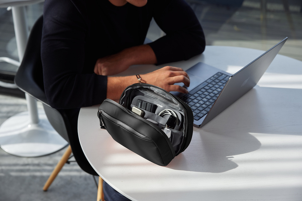 ガバッと大きく広げると、そのまま自立します。印鑑ケースや名刺入れ、モバイルバッテリー、よく持ち歩く仕事道具を、整理しやすい構造｜働き方に合せて選べるビジネスポーチ3兄弟。ビジネスポーチ大・小セット、ペンケース、デスクポーチ｜Orbitkey