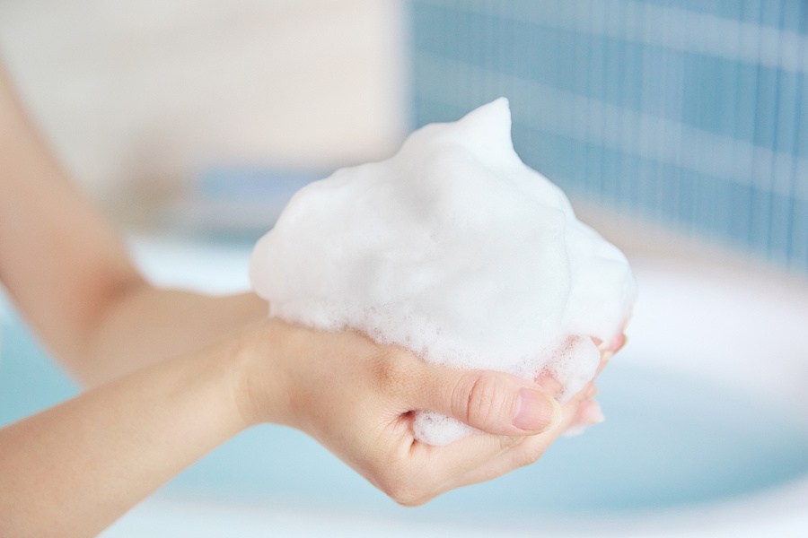 洗いながら、肌がしっとりする感触に気づくはず。しかも、この泡、腕や脚に広げても、消えにくいから、全身をしっかり洗いやすい｜群馬・桐生発『WITH OR WITHOUT（ウィズ オア ウィズアウト）』のシルク石鹸