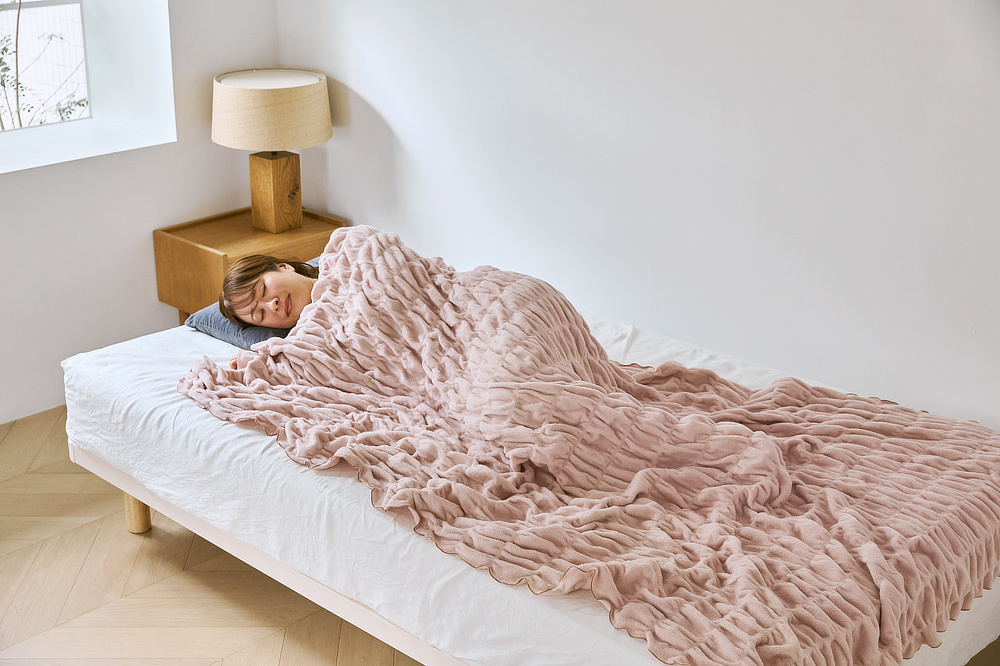 秋や春はこれ1枚で、真冬は羽毛布団を足して、ずっと包まれる安心感｜暖かさ抜群。寝返りをうっても体にフィットする、新感覚の毛布『ZEPPINハグウォーム』日本製の秋冬寝具
