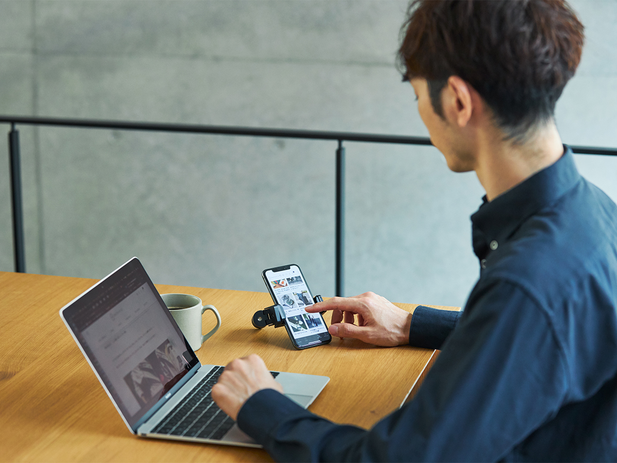 作業がはかどるスマホスタンドにも｜一眼レフのような安定感、自撮り棒にもなる。マルチに使える、スマホスタンド・多機能グリップ｜ShutterGrip 2（シャッターグリップ ツー）