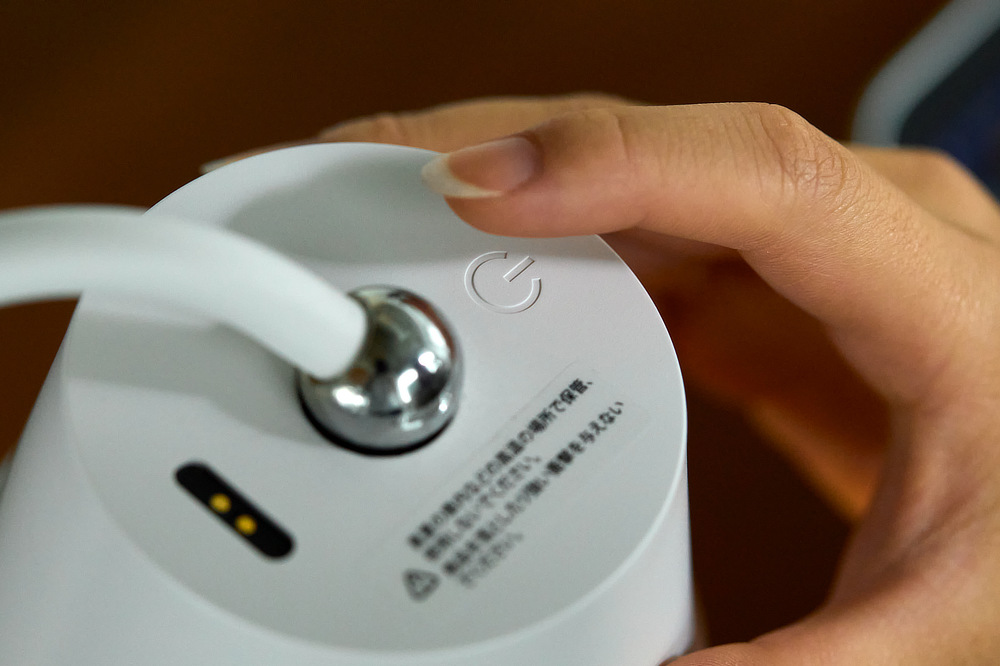 ランプ上部のセンサーボタンをタッチして電源オン・オフ｜突然の停電でも安心。BBQやテント内の照明、ガレージの作業灯にも。お洒落な充電式のコードレスLEDランプ『Magnecco（マグネッコ）』