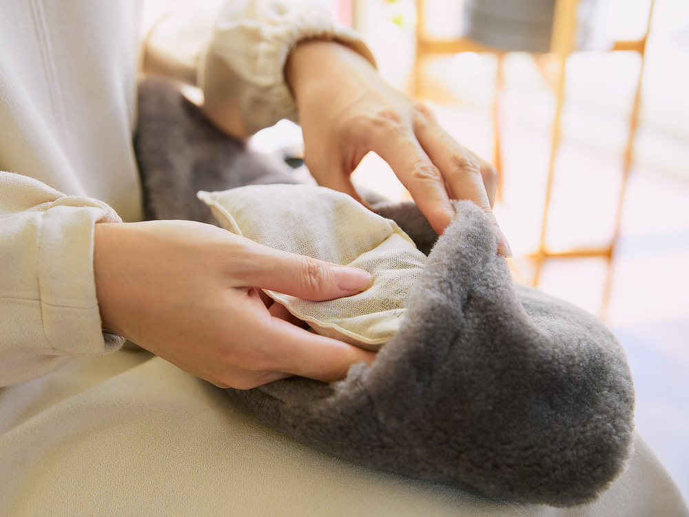 付属の「あずきピロー」を電子レンジで温めて、真ん中のポケットへ入れれば、湯たんぽ級の温かさに。｜SERENE（シリーン）のメリノウール100%あずきピロー入りの「ボアマフラー」